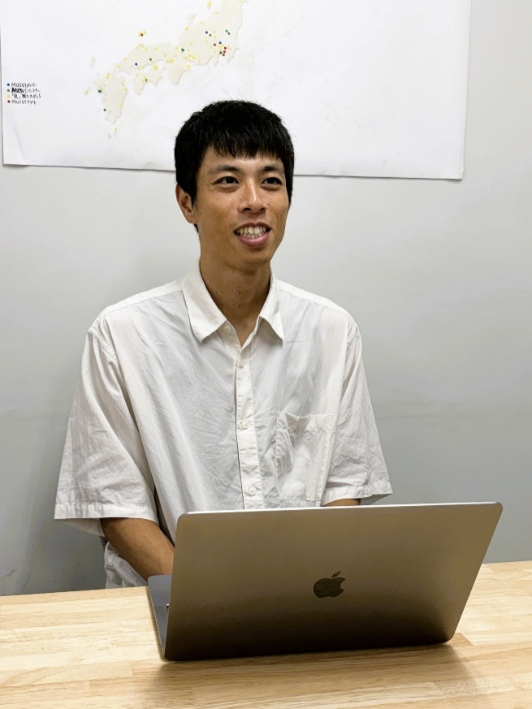 取材中の福田さん