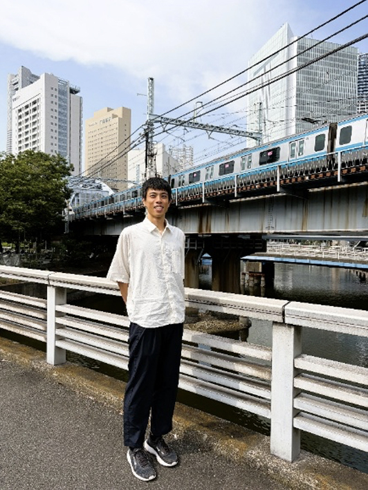 MUSVIの横浜オフィス近くにて